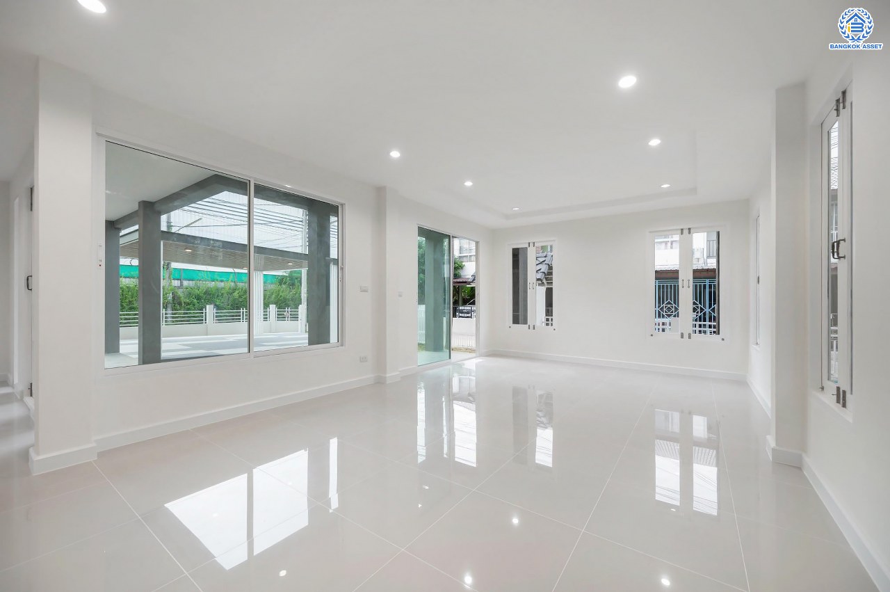 บ้านมือสองตกแต่งใหม่ โครงการ ปารวีร์ เพชรเกษม63 เนื้อที่ 82.4 ตร.ว. ฟังก์ชัน 3 ห้องนอน 4 ห้องน้ำ 1 ห้องแม่บ้าน 2 ที่จอดรถ บนพื้นที่ใช้สอย 244.52 ตร.ม. ทำเลศักยภาพ เชื่อมต่อหลายเส้นทาง ใกล้เดอะมอลล์บางแค จุดขึ้นทางด่วน "พระราม2" และรถไฟฟ้าสายสีน้ำเงิน "สถานีหลักสอง"